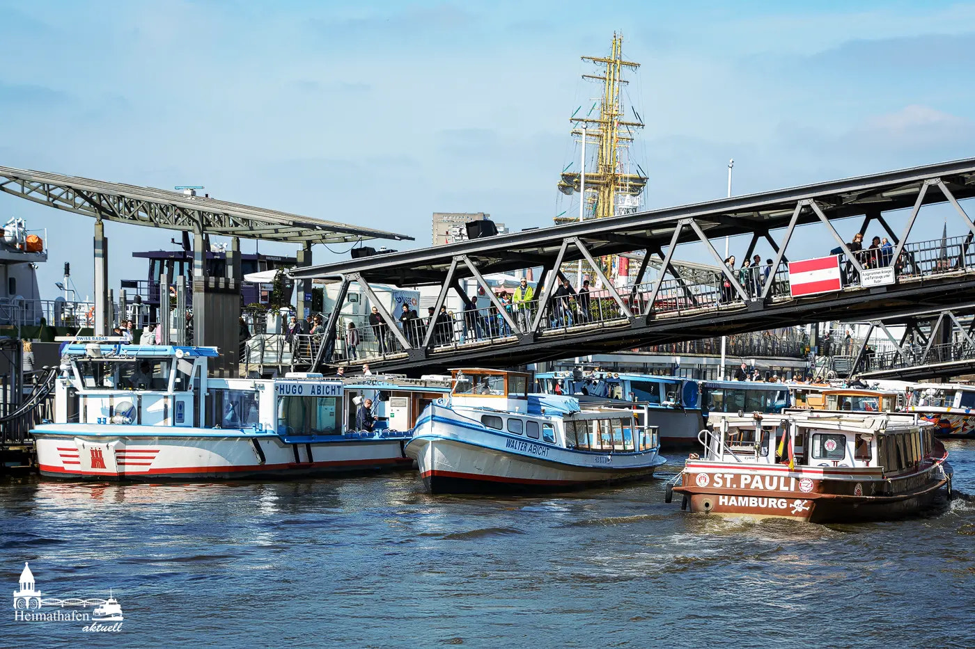 Landungsbrücken mit Barkassenverkehr bei Sonnenschein.