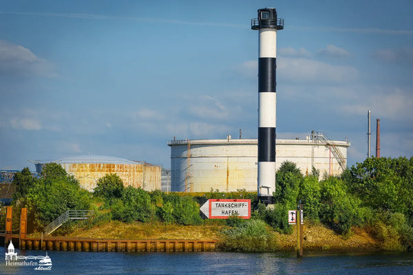Leuchtturm und Öltanks am Tankschiffhafen Hamburg-Wilhelmsburg bei Sonnenschein