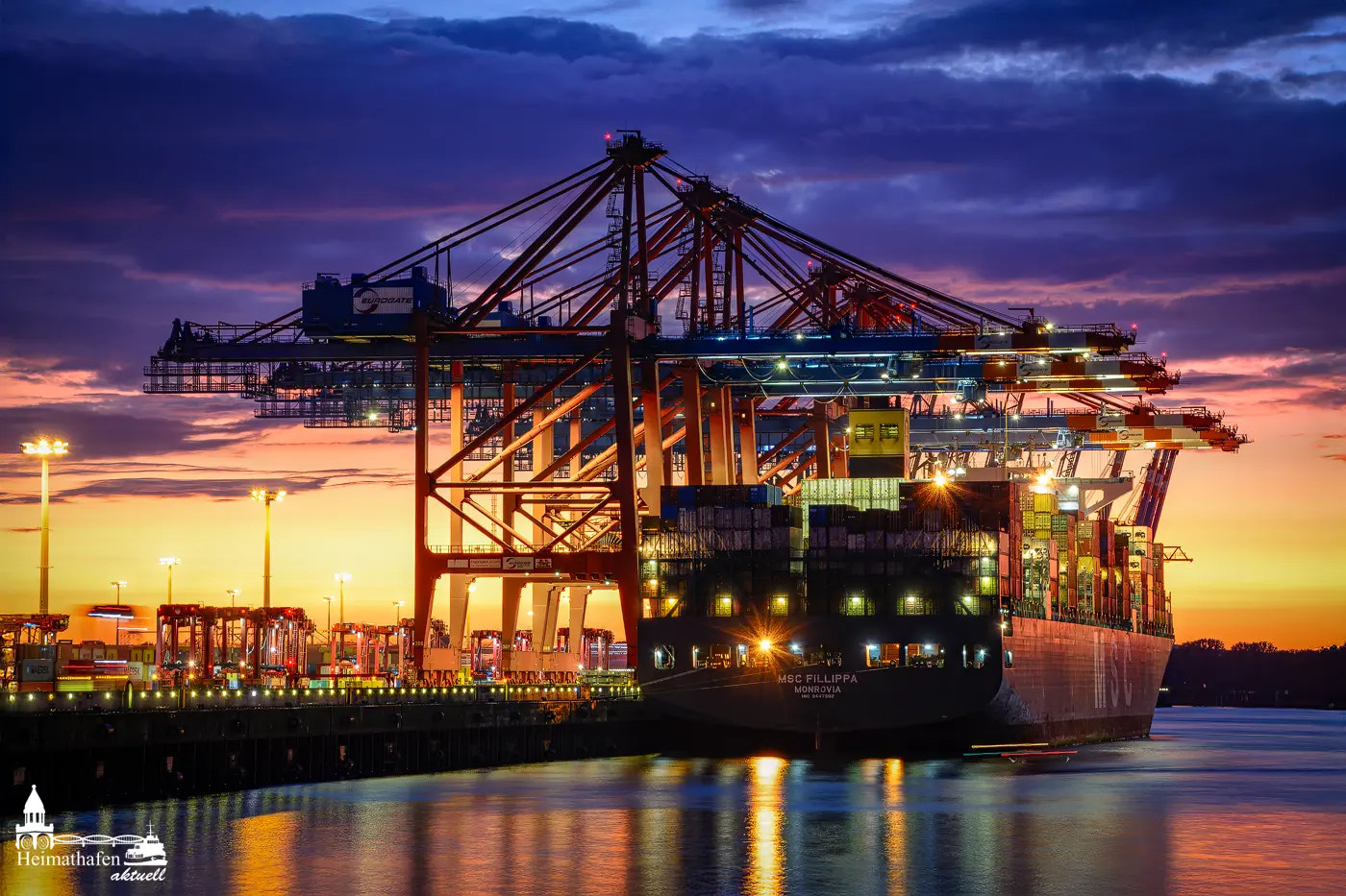 Containerterminal Waltershof mit MSC FILLIPPA bei Sonnenuntergang im Hamburger Hafen