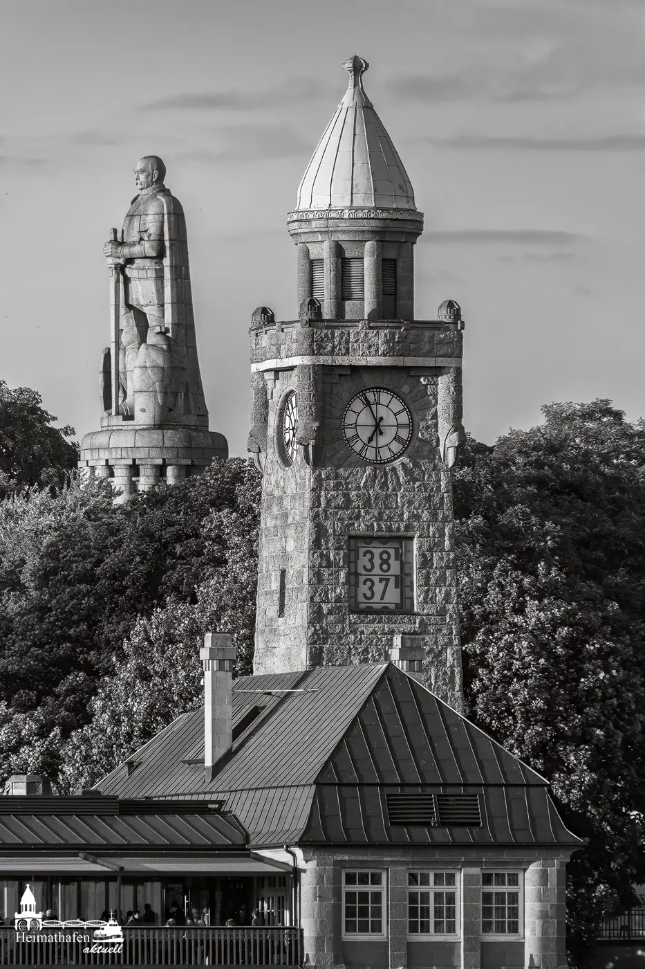 Pegelturm der Landungsbrücken und Bismarck-Denkmal in Hamburg in schwarz-weiß.