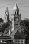 Pegelturm der Landungsbrücken und Bismarck-Denkmal in Hamburg in schwarz-weiß.
