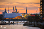 Stage Theater im Hafen Hamburg bei Sonnenuntergang mit Blick auf Mary Poppins und König der Löwen.