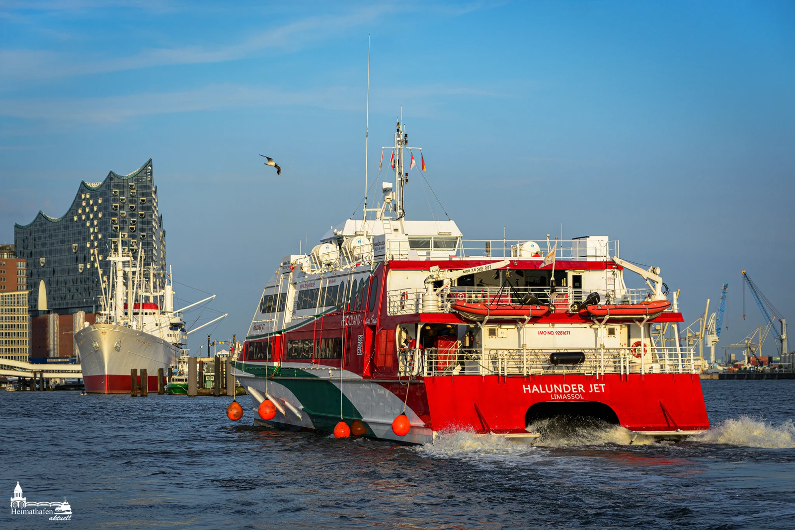 Alter Halunder Jet der FRS Helgoline fährt vor der Elbphilharmonie und Cap San Diego aus dem Hamburger Hafen Richtung Helgoland.