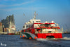 Alter Halunder Jet der FRS Helgoline fährt vor der Elbphilharmonie und Cap San Diego aus dem Hamburger Hafen Richtung Helgoland.