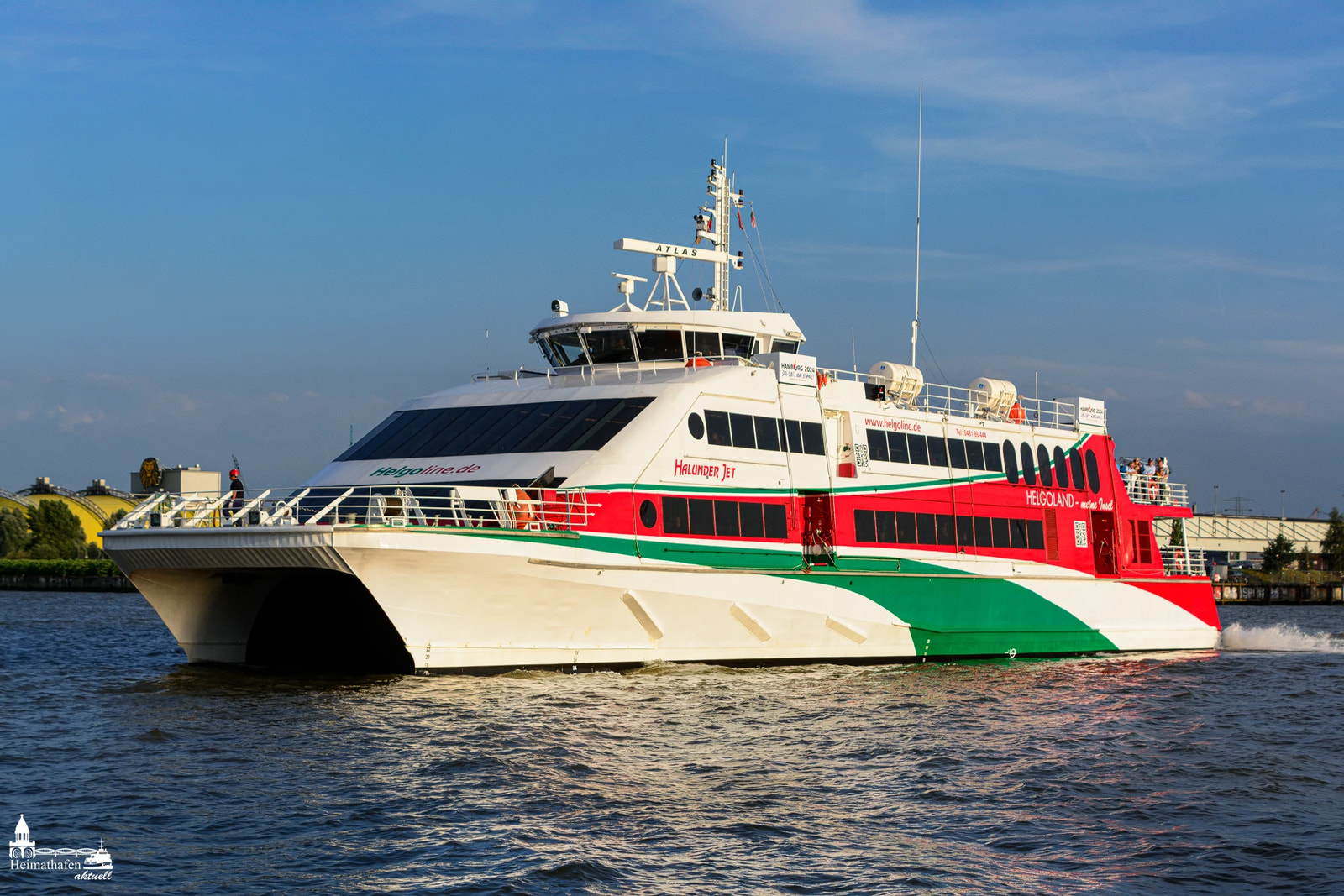 Der erste Halunder Jet von Helgoline auf der Elbe in voller Fahrt bei Sonnenschein.