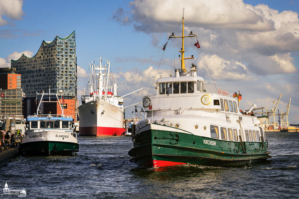 Museumsschiff KIRCHDORF feiert 50 Jahre an den Hamburger Landungsbrücken mit Elbphilharmonie und CAP SAN DIEGO im Hintergrund.