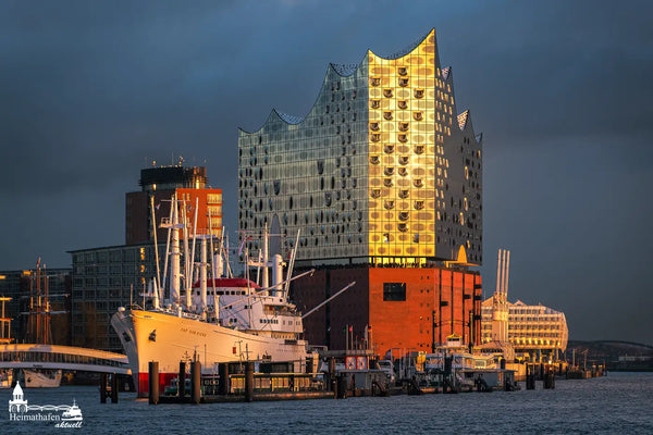 Elbphilharmonie bei Sonnenuntergang mit Cap San Diego 