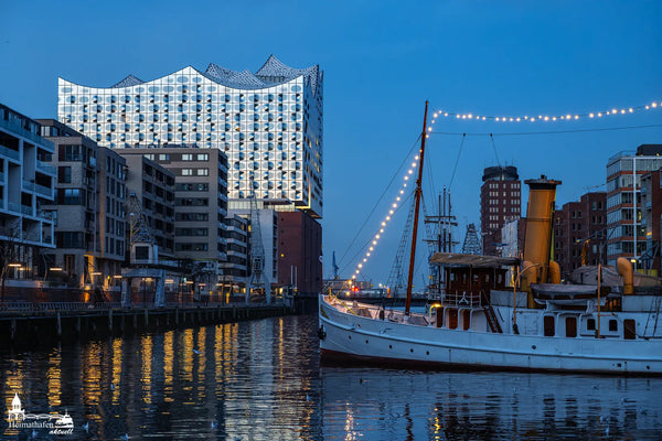 Elbphilharmonie mit Traditionsschiff Schaarhörn – Blaue Stunde Hamburg