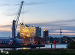 Elbphilharmonie am Abend mit Hafenkran – Hamburg Bilder kaufen