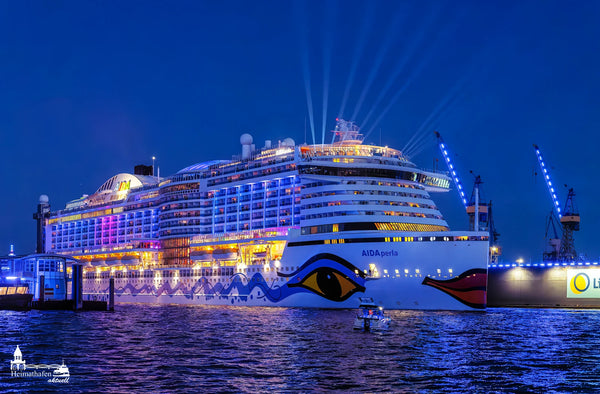 AIDA Perla bei Nacht im Hamburger Hafen – Cruise Days 2025