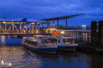 Barkassen an den Landungsbrücken in blauer Stunde – Hamburg Bilder kaufen
