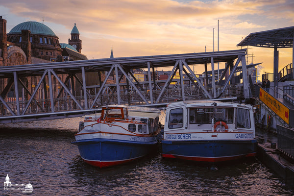 Barkassen CHRISTA GLITSCHER und GABI GLITSCHER an den Landungsbrücken – Hamburg Bilder kaufen