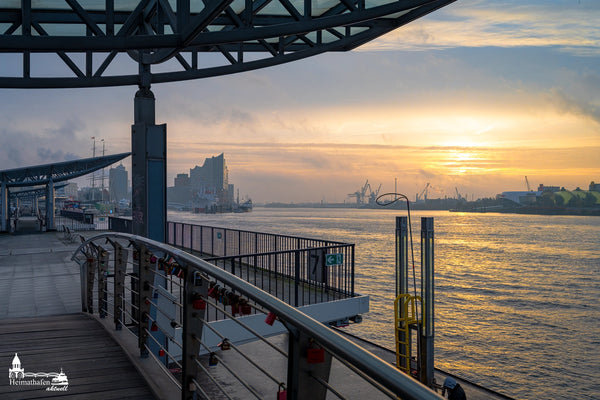 Landungsbrücken im Winter bei Sonnenaufgang mit Elbphilharmonie – Hamburg Bilder kaufen