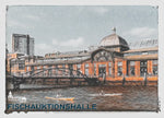 Künstlerische Illustration der Fischauktionshalle Hamburg mit Kajakfahrern auf der Elbe