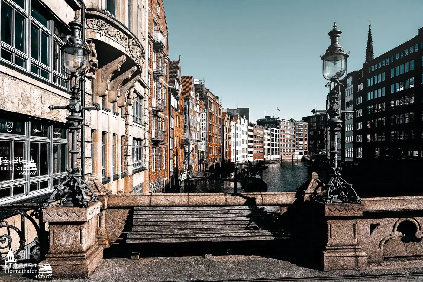 Historische Hohe Brücke am Nikolaifleet mit Blick auf Hamburger Kaufmannshäuser