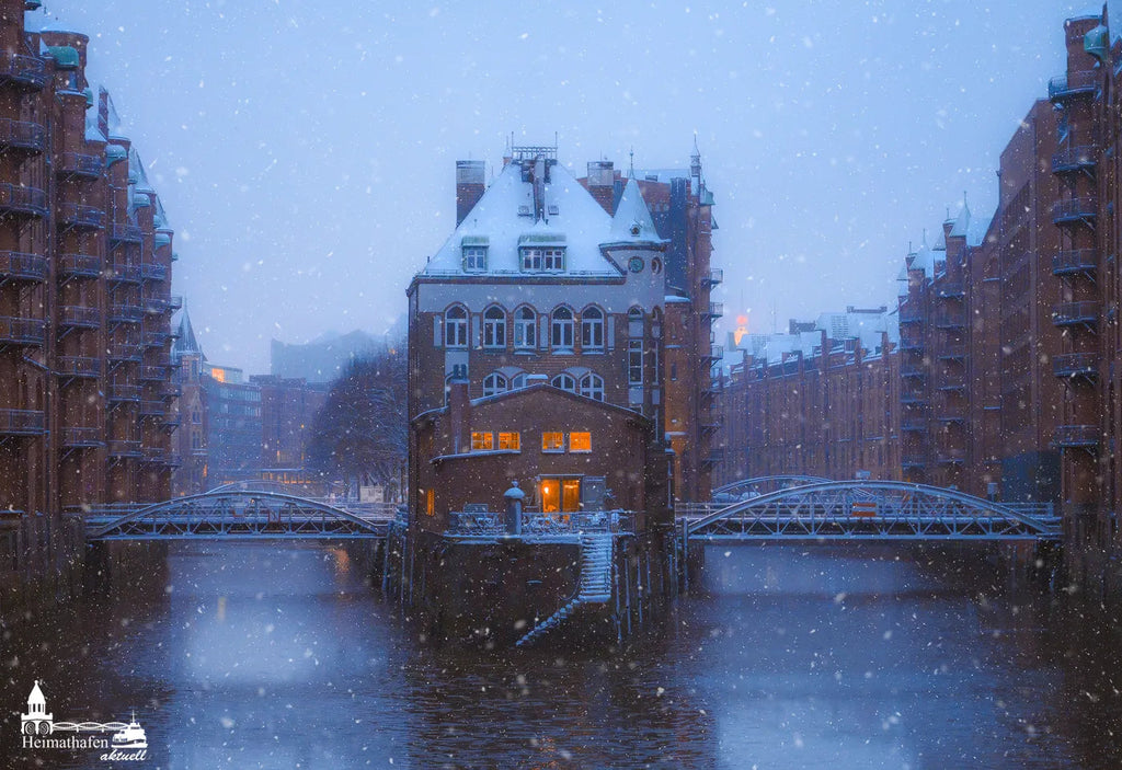 Wasserschloss am Wintermorgen zur blauen Stunde