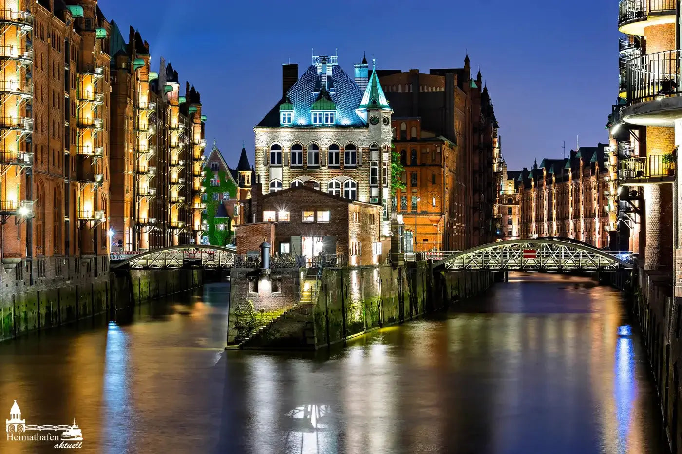 Hamburg Bilder am Abend - Wasserschloss in der Speicherstadt zur blauen Stunde