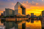Spiegelgebäude Hamburg bei Sonnenuntergang mit goldener Himmelsspiegelung