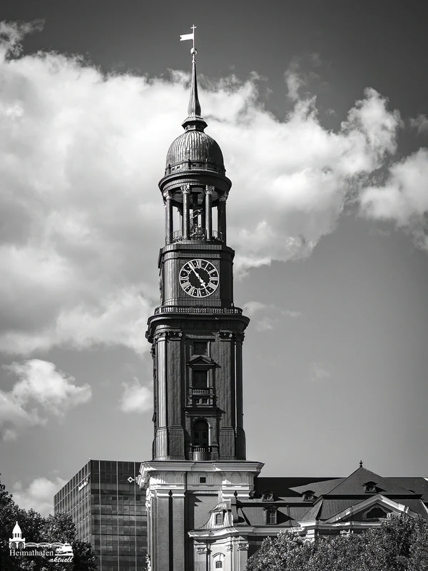 Hamburger Michel – St. Michaeliskirche in Schwarzweiß mit Wolkenhimmel über Hamburg.