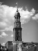 Hamburger Michel – St. Michaeliskirche in Schwarzweiß mit Wolkenhimmel über Hamburg.