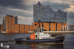 Hybrid-Schlepper RT Emotion vor der Elbphilharmonie in Hamburg