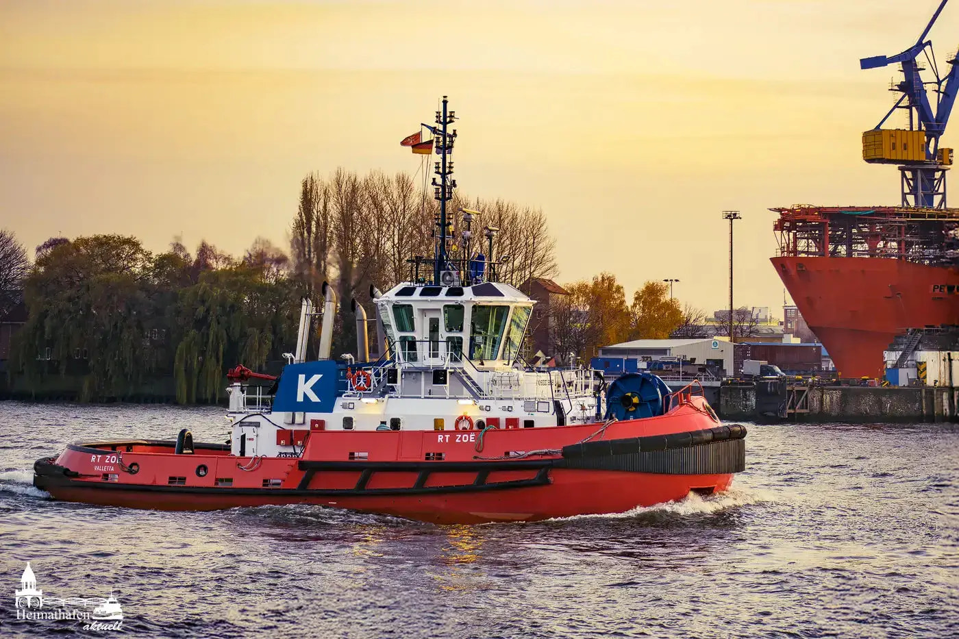 Schlepper RT ZOE vor Werft im Hamburger Hafen