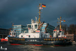 Hafenschlepper PROMPT im Hamburger Hafen bei Sonne und dunklen Wolken