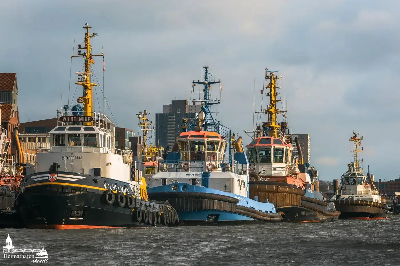 Hafenschlepper WILHELMINE, FAIRPLAY X und BUGSIER 9 an der Schlepperbrücke Neumühlen in Hamburg