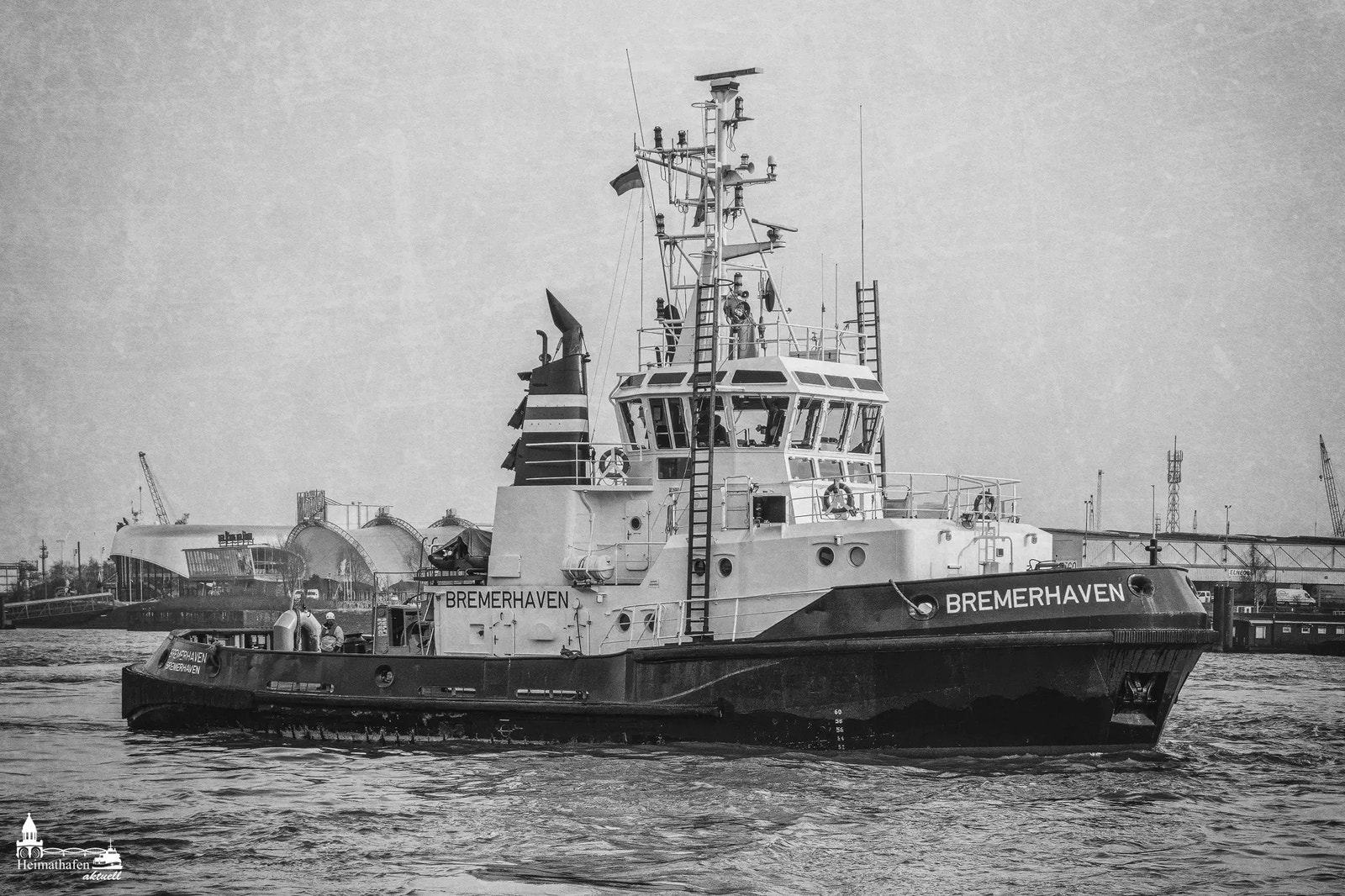 Schlepper BREMERHAVEN im Hamburger Hafen in Schwarz-Weiß mit Theater im Hafen im Hintergrund