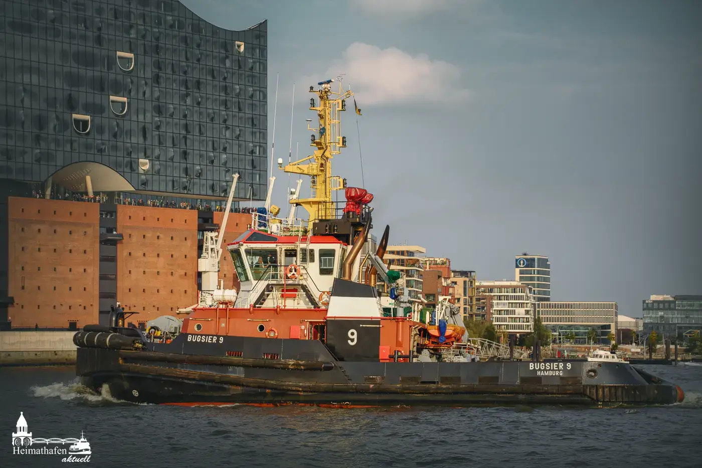 Schlepper BUGSIER 9 vor der Elbphilharmonie in Hamburg