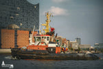 Schlepper BUGSIER 9 vor der Elbphilharmonie in Hamburg