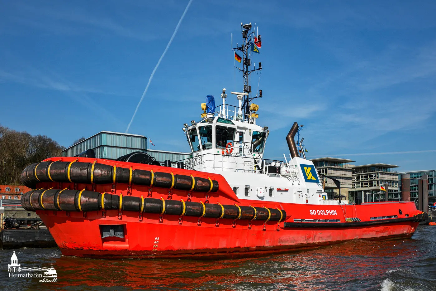 Der Hafenschlepper SD DOLPHIN von KOTUG liegt an der Schlepperpier Neumühlen im Hamburger Hafen bei Sonnenschein.
