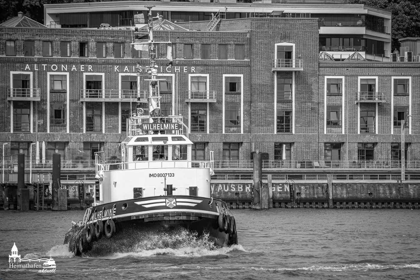 Hafenschlepper WILHELMINE vor dem Altonaer Kaispeicher in Schwarz-Weiß im Hamburger Hafen