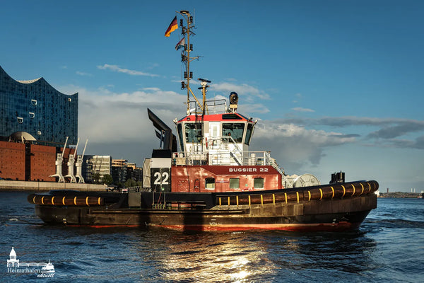 Hafenschlepper BUGSIER 22 vor der Elbphilharmonie im Abendlicht auf der Elbe in Hamburg