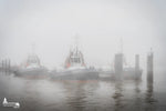 Schlepper im Nebel an der Elbe – Hamburg Bilder kaufen