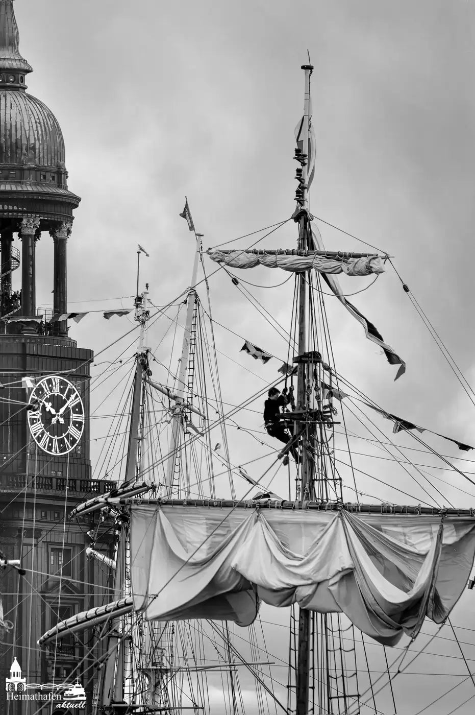 Seglermast mit Matrose vor dem Hamburger Michel