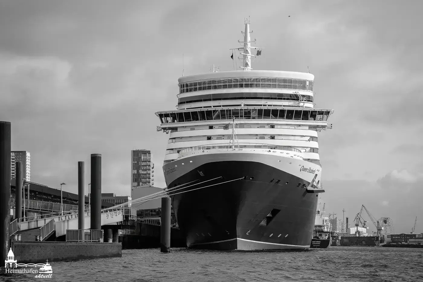 Kreuzfahrtschiff Queen Elizabeth am Cruise Center Altona in Hamburg
