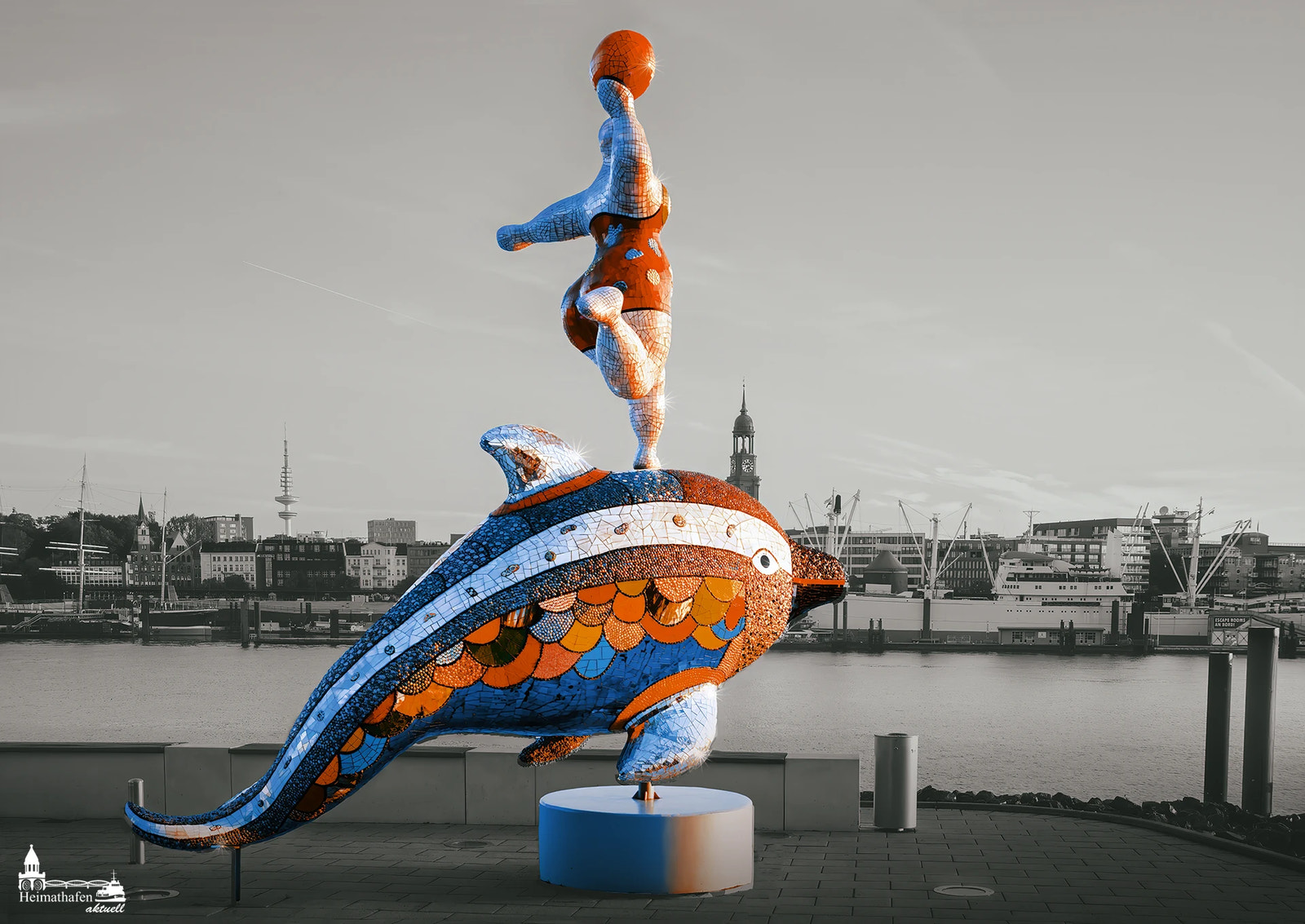 Bunte Nana-Skulptur von Niki de Saint Phalle vor dem Hamburger Hafenpanorama