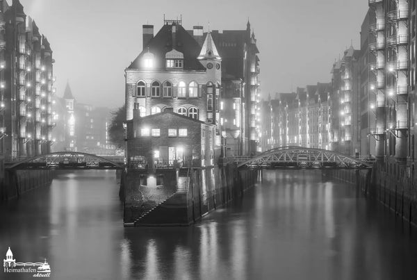 Wasserschloss in der Hamburger Speicherstadt bei Nebel und Abendlicht
