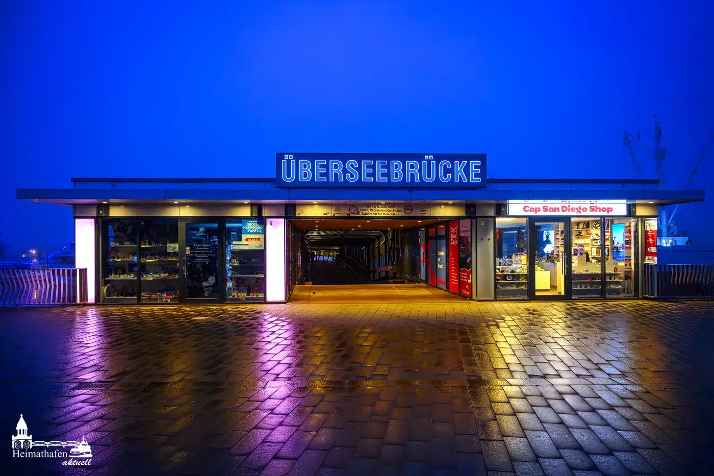 Hamburg Fotos - Überseebrücke am Morgen zur blauen Stunde