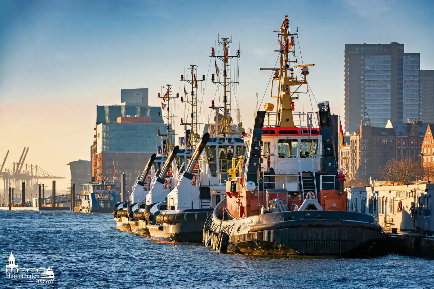 Hamburger Hafen Fotos - Schlepper BUGSIER 18 an Brücke 10