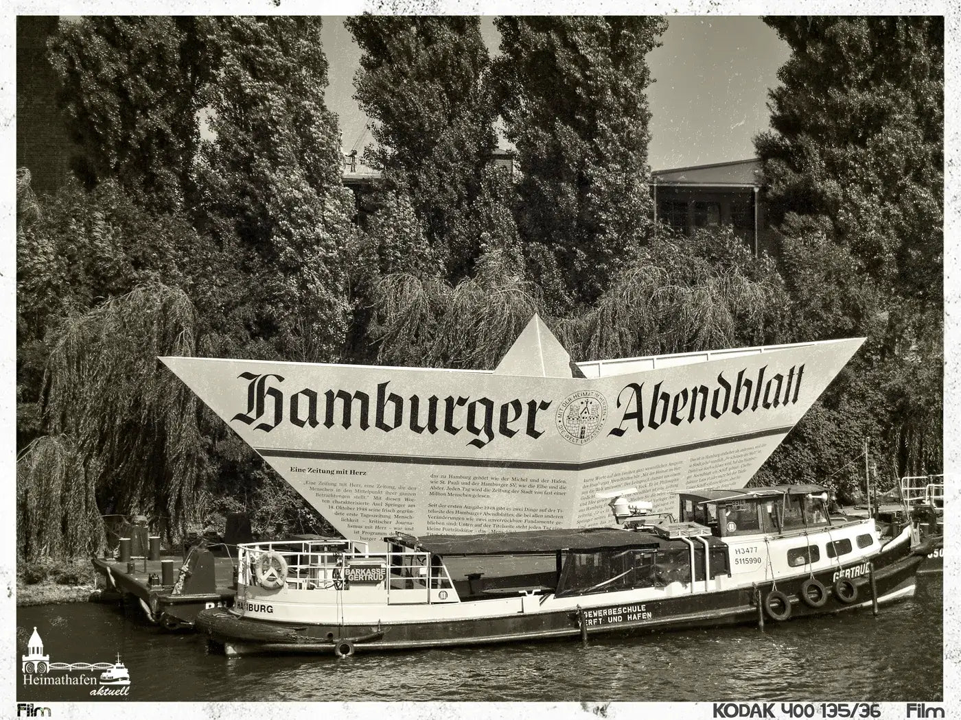 Papierschiff mit Schriftzug Hamburger Abendblatt auf der Elbe