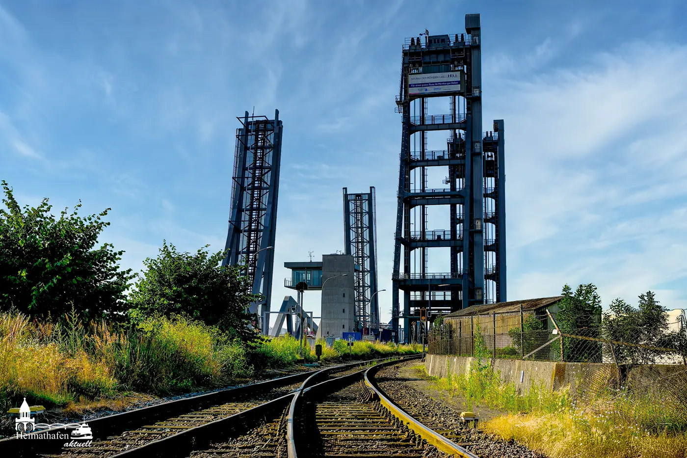 Rethehubbrücke Hamburg mit Gleisen im Vordergrund, alt und neu nebeneinander