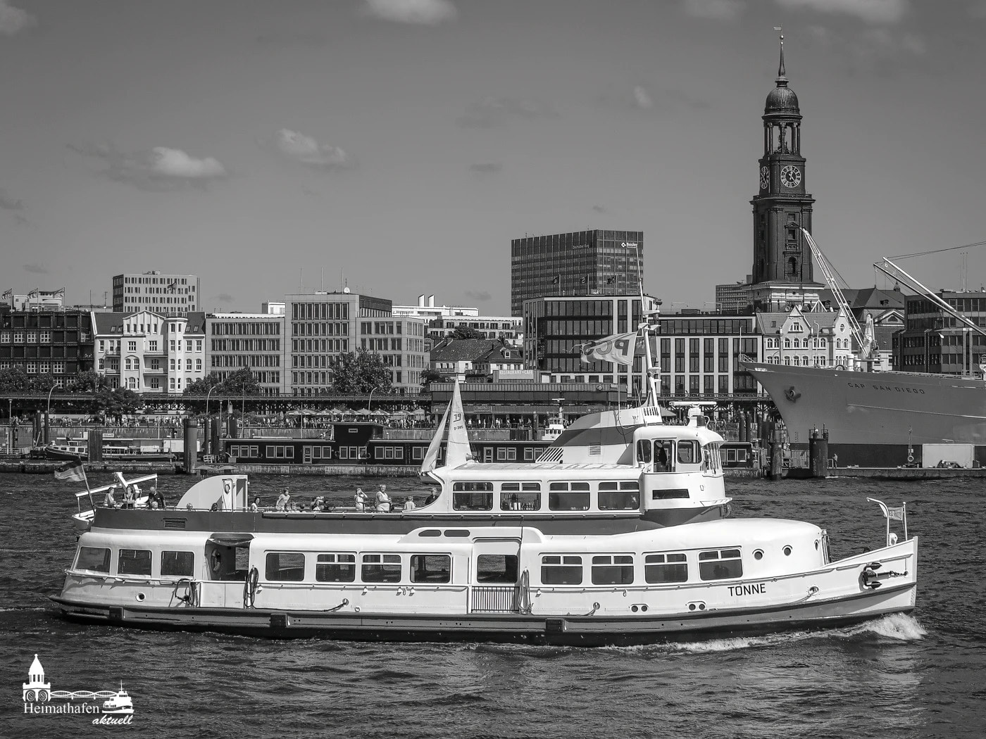 Hafenfähre TONNE 2013 vor dem Hamburger Michel und der Cap San Diego in Schwarzweiß