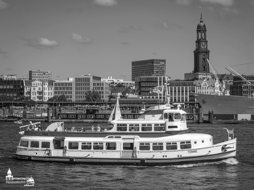 Hafenfähre TONNE 2013 vor dem Hamburger Michel und der Cap San Diego in Schwarzweiß