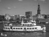 Hafenfähre TONNE 2013 vor dem Hamburger Michel und der Cap San Diego in Schwarzweiß