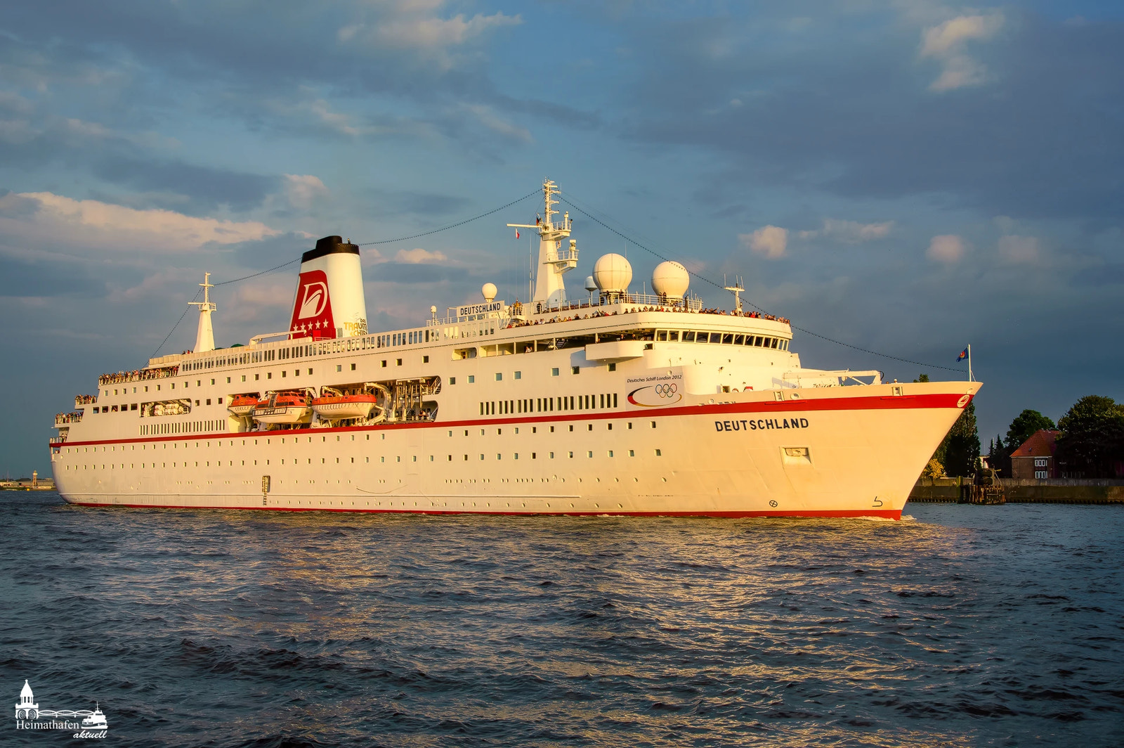Kreuzfahrtschiff DEUTSCHLAND im Abendlicht auf ruhiger See