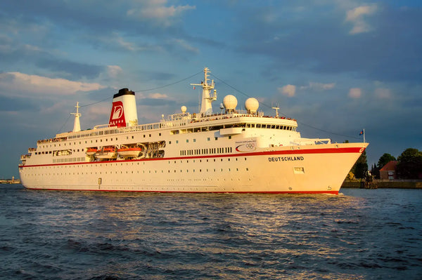 Kreuzfahrtschiff DEUTSCHLAND im Abendlicht auf ruhiger See