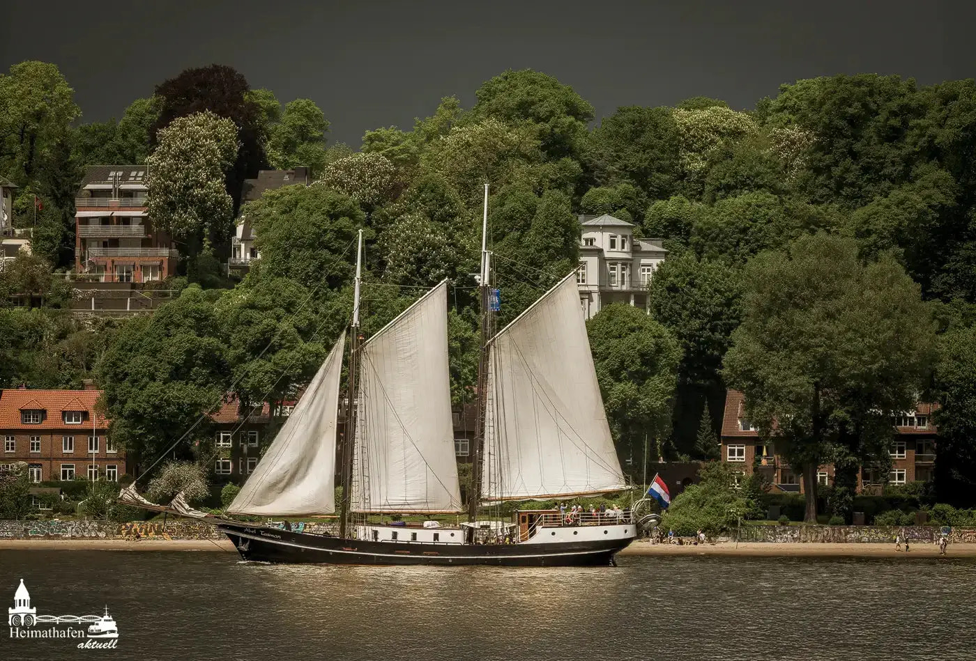 Zweimastschoner ABEL TASMAN auf der Elbe vor Blankenese